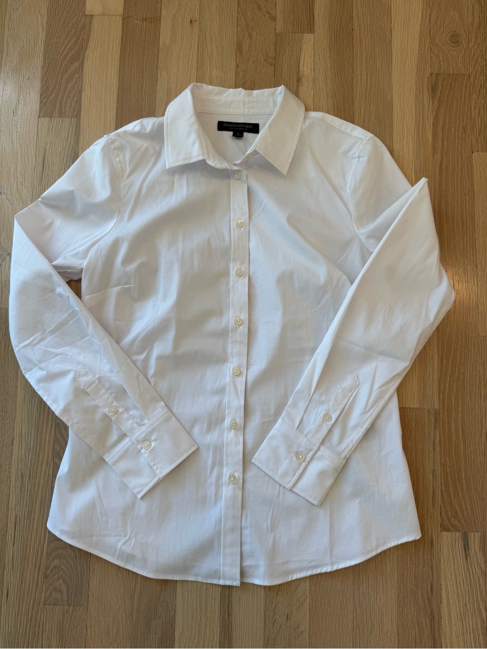 Women’s size 6 White Button-Down Dress Shirt - Banana Republic
